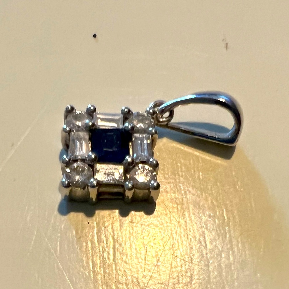 18k white gold and sapphire pendant